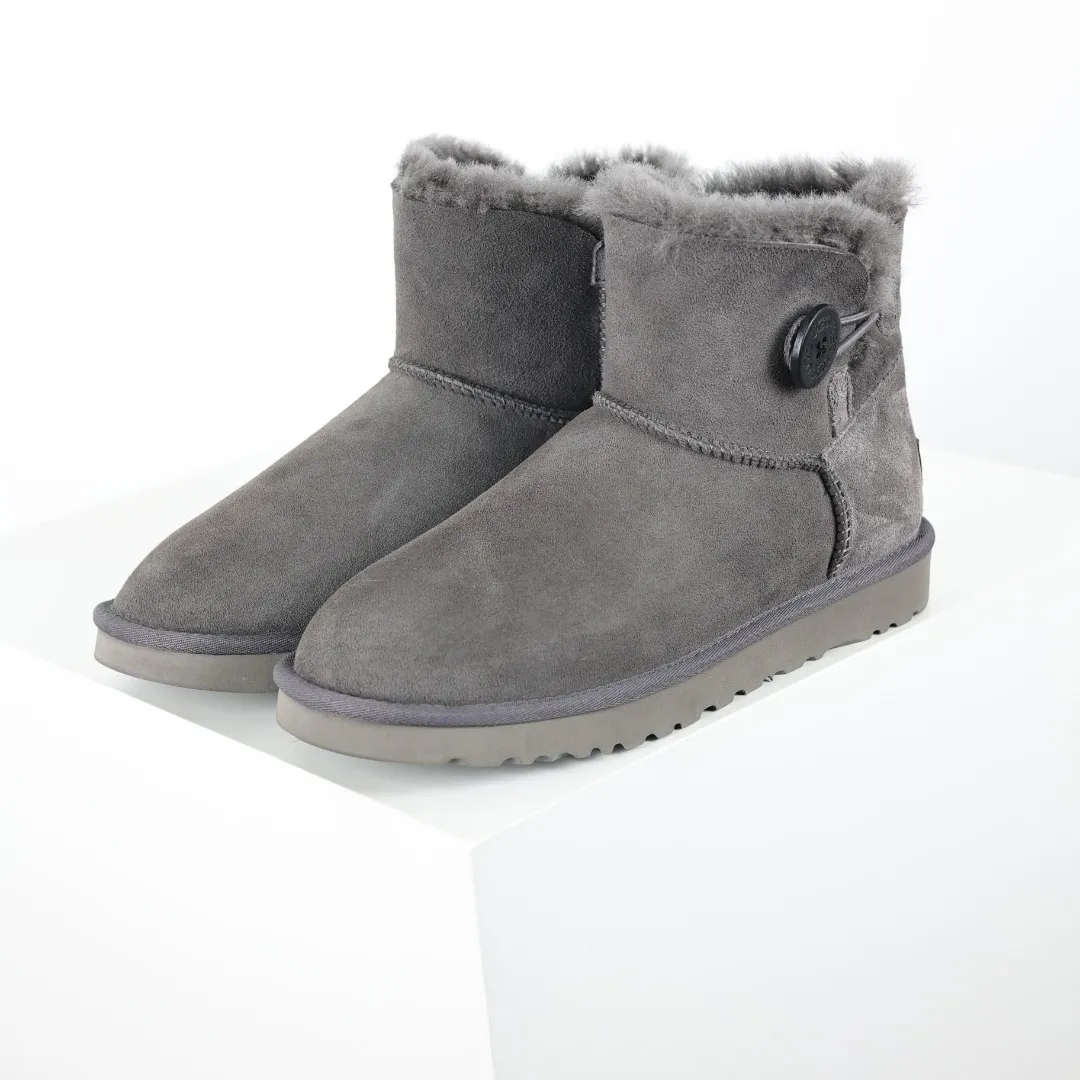 Pick up locally 💰560 Core recommended good price It is a very suitable choice for home furnishings. In the new year, uug launched a series of styles, which are partial to the preferences of young consumers and have also moved to the forefront of fashion trends. Shoe body material: water-repellent coated suede upper, 17 mm UGGPURE™ implantable wool insole, lightweight non-slip and comfortable rubber outsole, with brand LOGO and trademark, with full packaging Size: 35 36 37 38 39 40